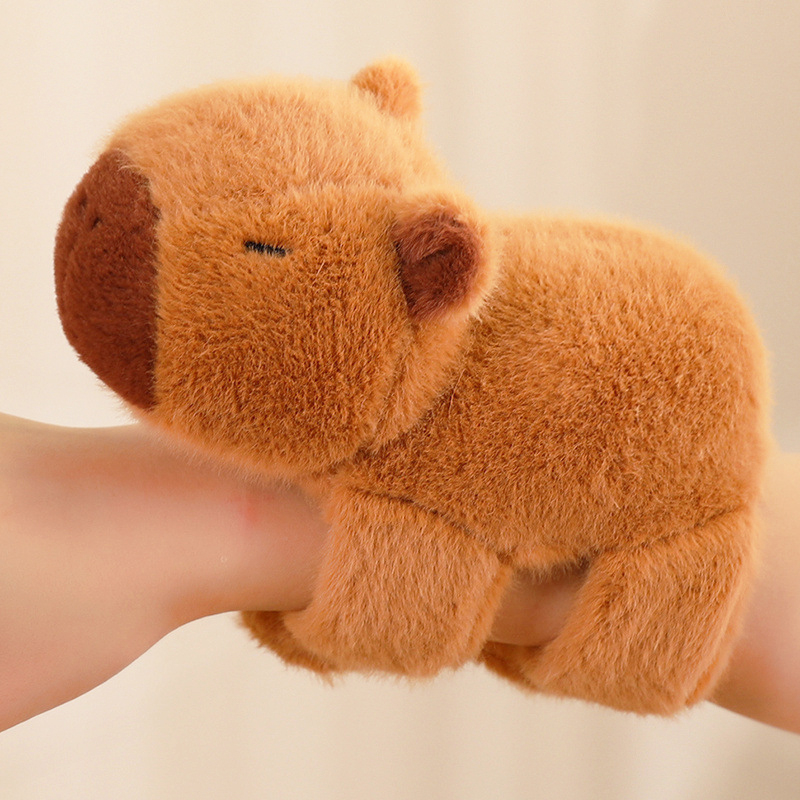 Capibara Peluche Kawaii con brazalete - Imagen 16
