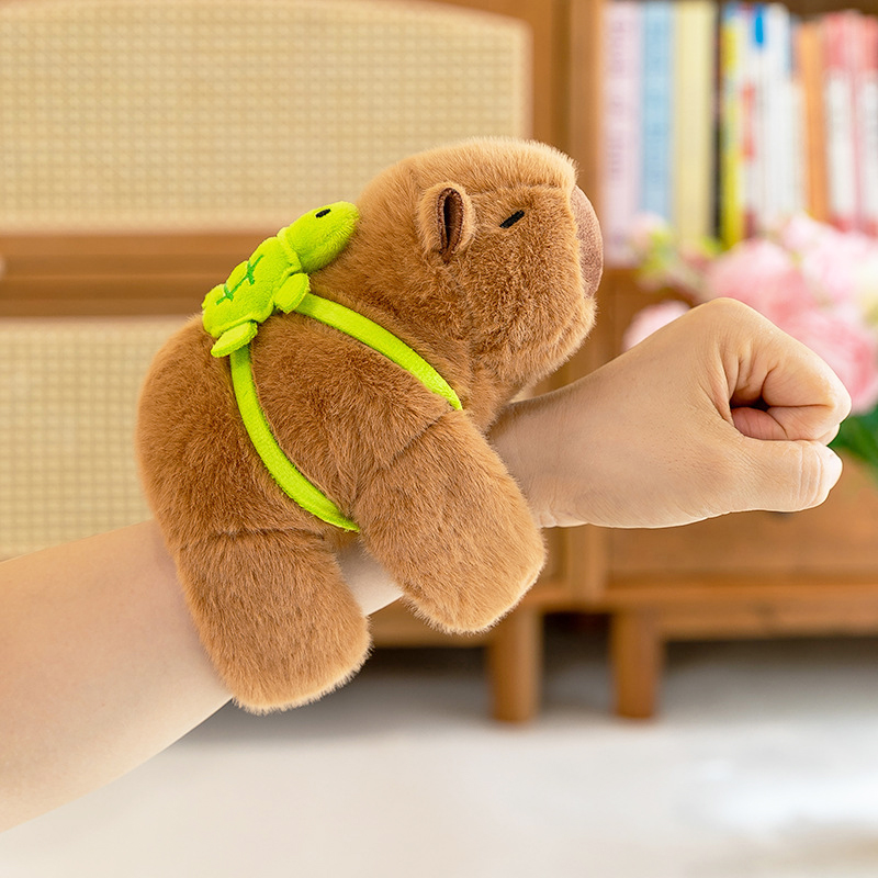 Capibara Peluche Kawaii con brazalete - Imagen 9